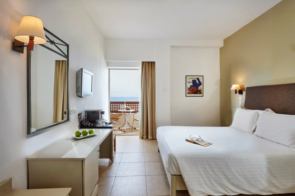 4. Double Room Beach Front - Indoors 4