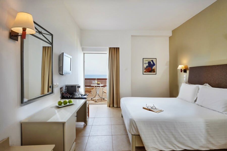 4. Double Room Beach Front - Indoors 4