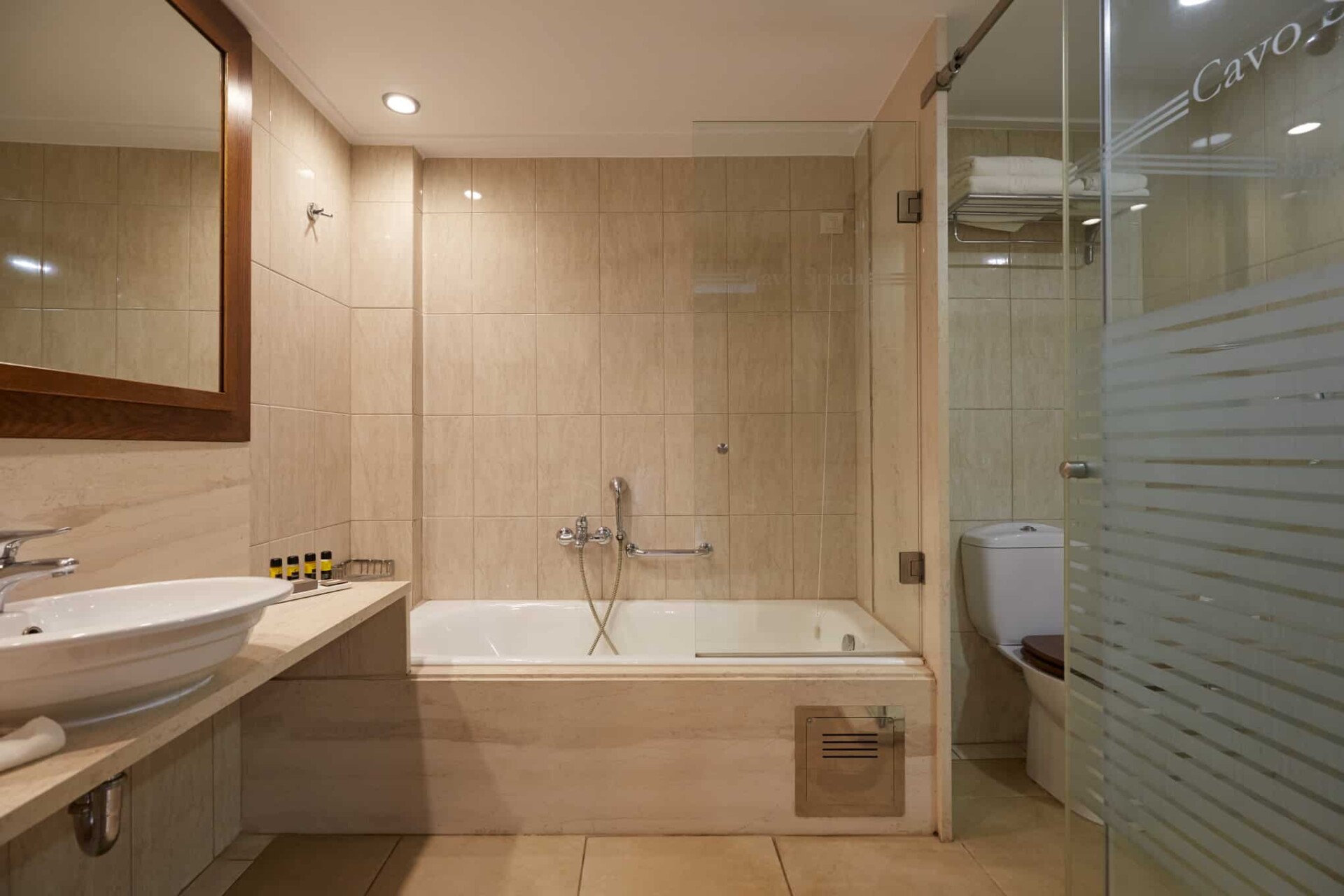 6.Superior Double Beach Front - Bathroom1