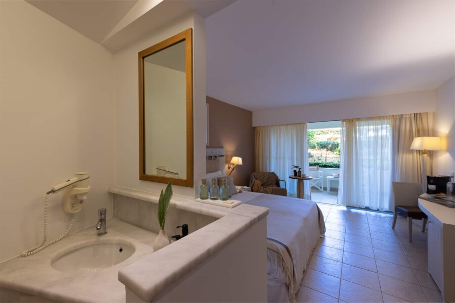 8. Double Room Economy - Bathroom 1